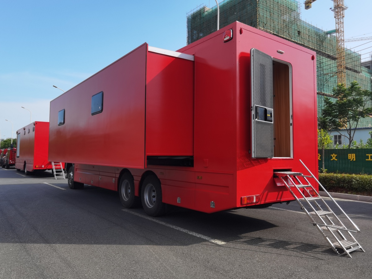 汕德卡宿營(yíng)車(chē)（24人）